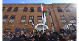 লন্ডনে দূতাবাসের বাইরে উড়ল ফিলিস্তিনের পতাকা লন্ডনে দূতাবাসের বাইরে উড়ল ফিলিস্তিনের পতাকা