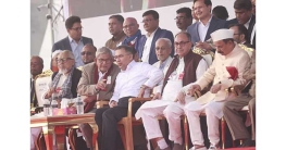 প্লাস্টিকের চেয়ারে বসলেন তারেক