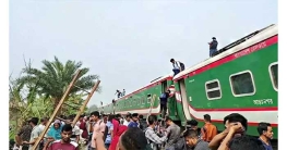 বগুড়ায় ট্রেন লাইনচ্যুত, উত্তরবঙ্গের সঙ্গে ঢাকার রেল যোগাযোগ বন্ধ