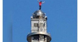 সুরক্ষা জাল ছাড়াই ১৬৬৭ ফুট উঁচু ভবনের চূড়ায় মার্কিন পর্বতারোহী