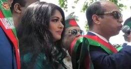 দেশের পতাকা নিয়ে নিউইয়র্কের রাস্তায় মৌসুমী