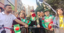 সাইকেলে চড়ে নির্বাচনি প্রচারে ফেরদৌস